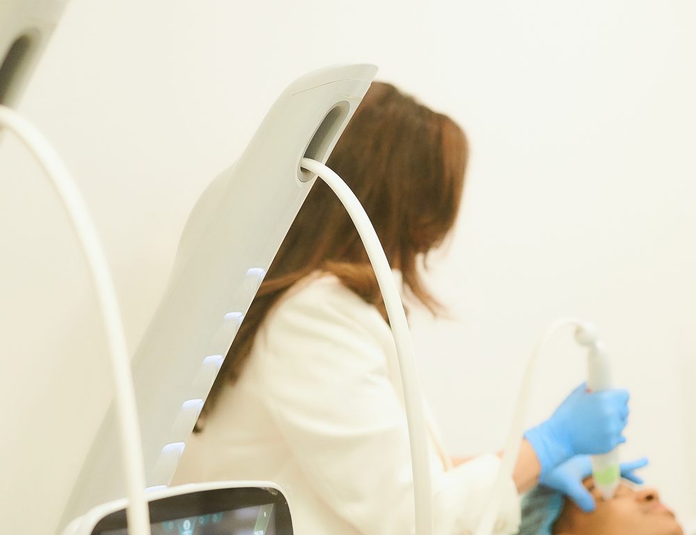 Procedimento com equipamento de última geração na clínica